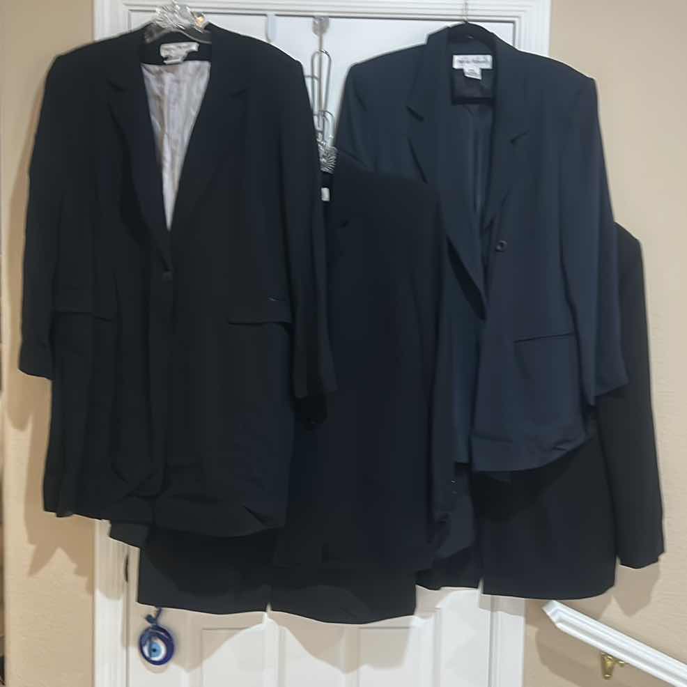 Photo 1 of WOMENSWEAR- 5 JACKETS SIZE 4 18W & 1 16W