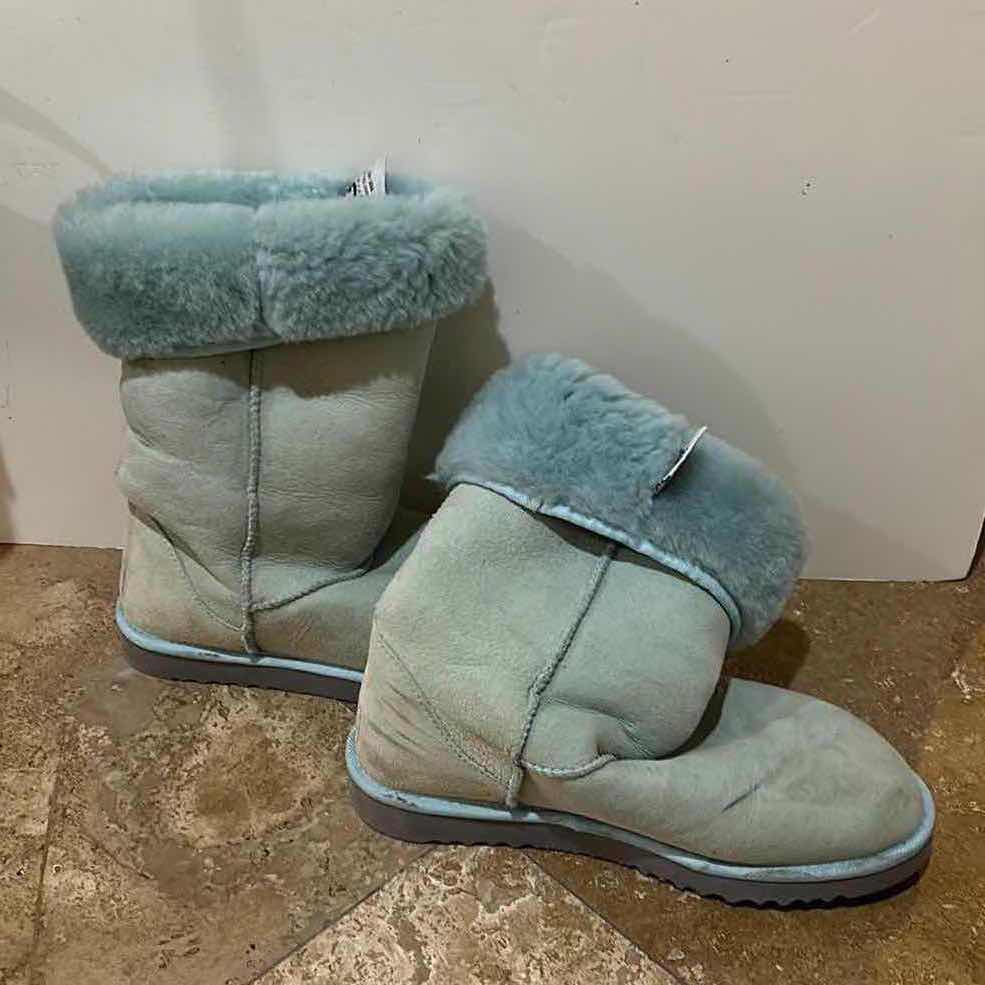 Photo 4 of UGG BOOTS SIZE 9 W