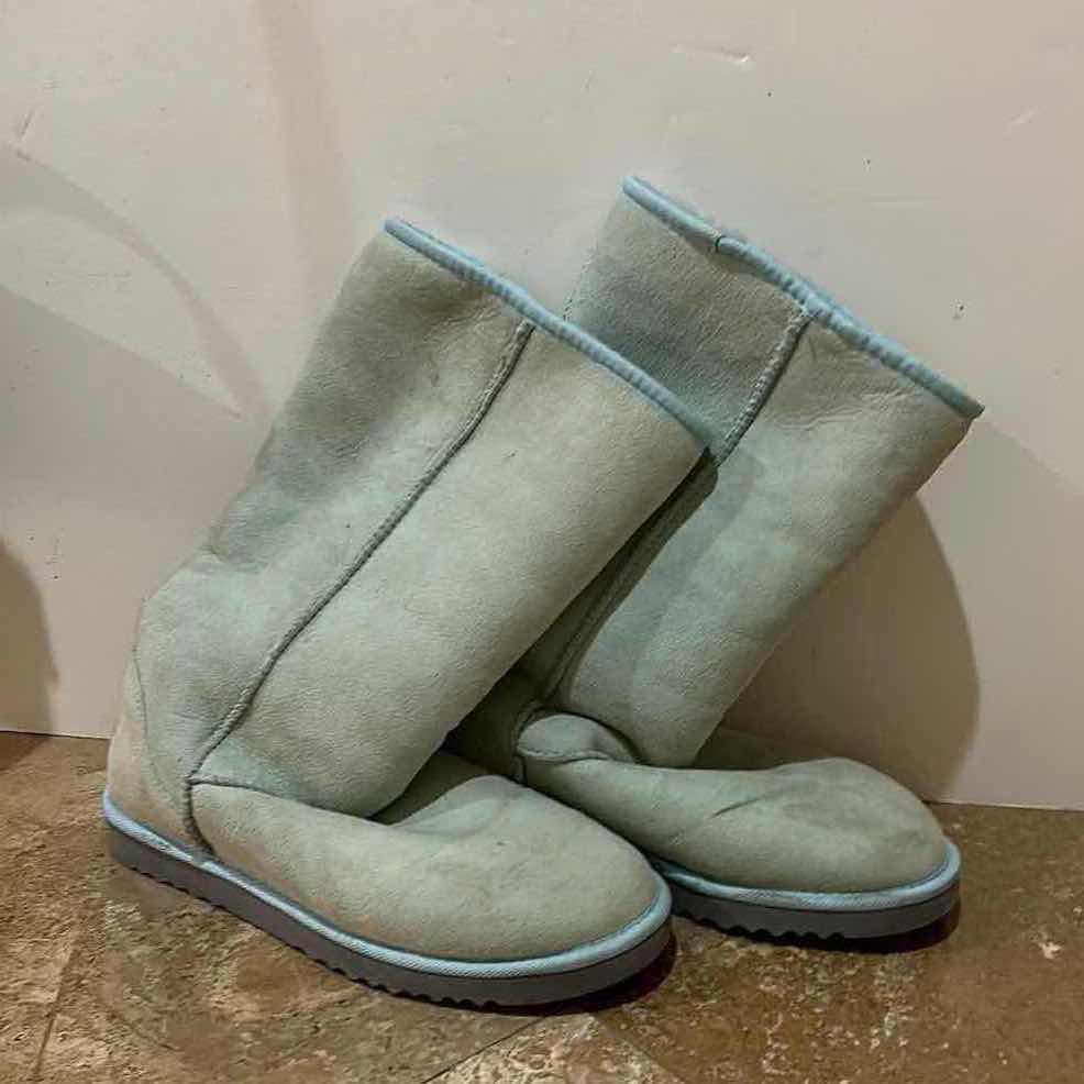 Photo 5 of UGG BOOTS SIZE 9 W