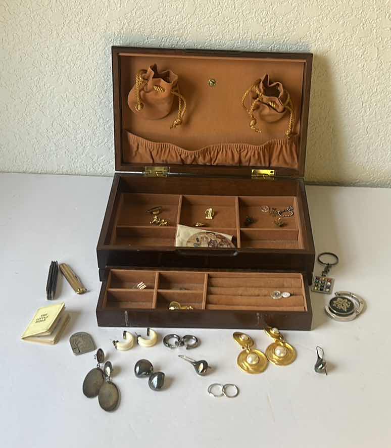 Photo 9 of VINTAGE JEWELRY BOX WITH CONTENTS