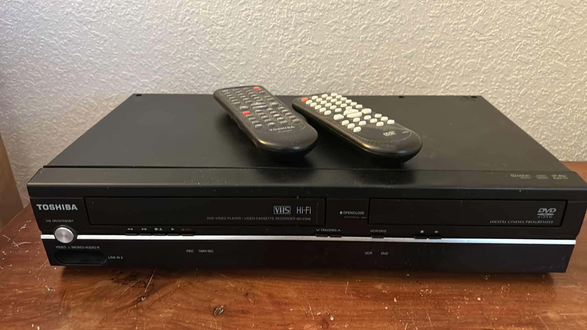 Photo 1 of TOSHIBA VHS PLAYER & DVD PLAYER