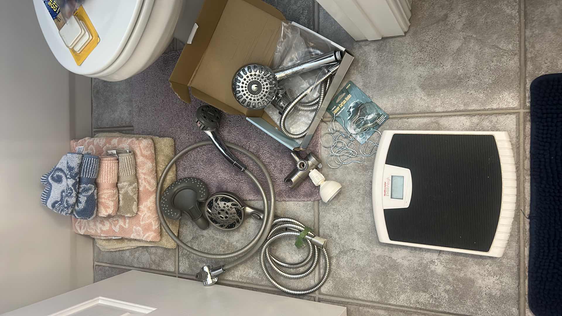 Photo 7 of CONTENTS OF ENTIRE BATHROOM