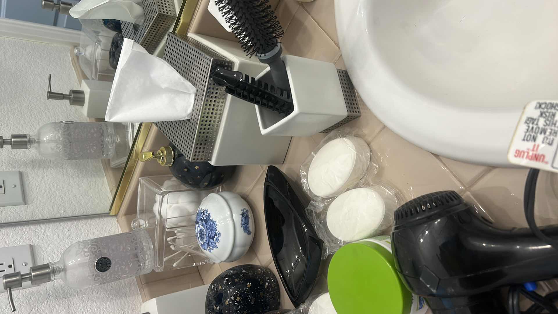 Photo 4 of CONTENTS OF ENTIRE BATHROOM