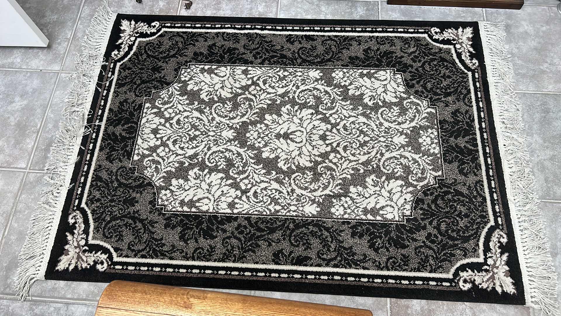 Photo 3 of CAMEO COLLECTION AREA RUG 3’11” x 5’10”