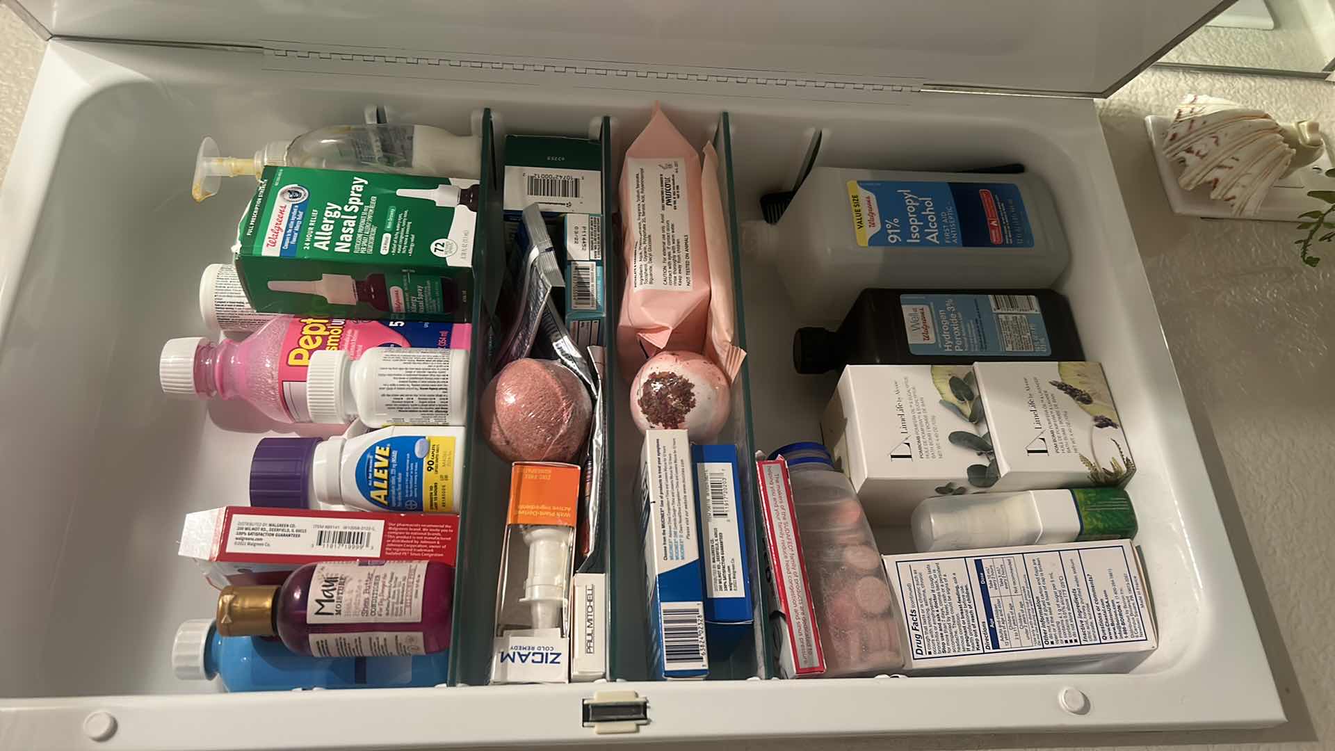 Photo 1 of CONTENTS OF MEDICINE CABINET