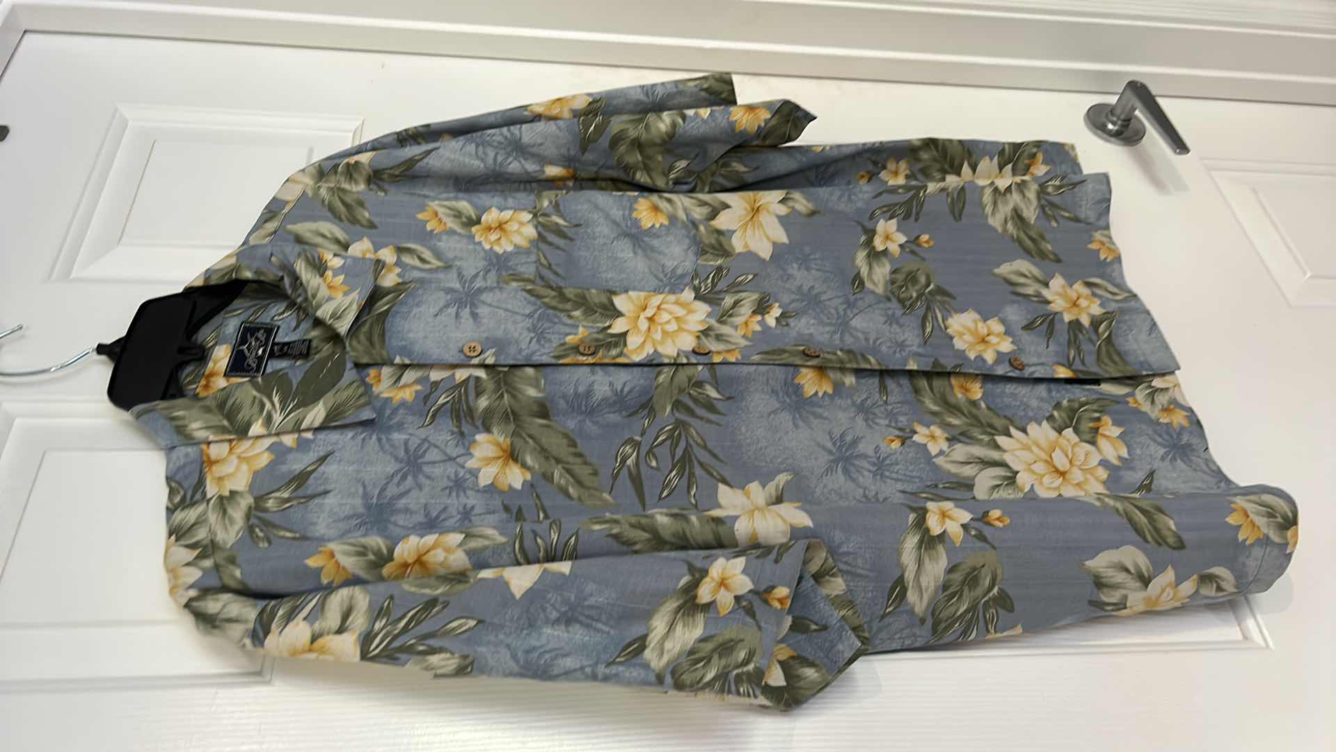 Photo 4 of MENS CLOTHING- BERMUDA BAY 100% SILK HAWAIIAN SHIRT SIZE LARGE