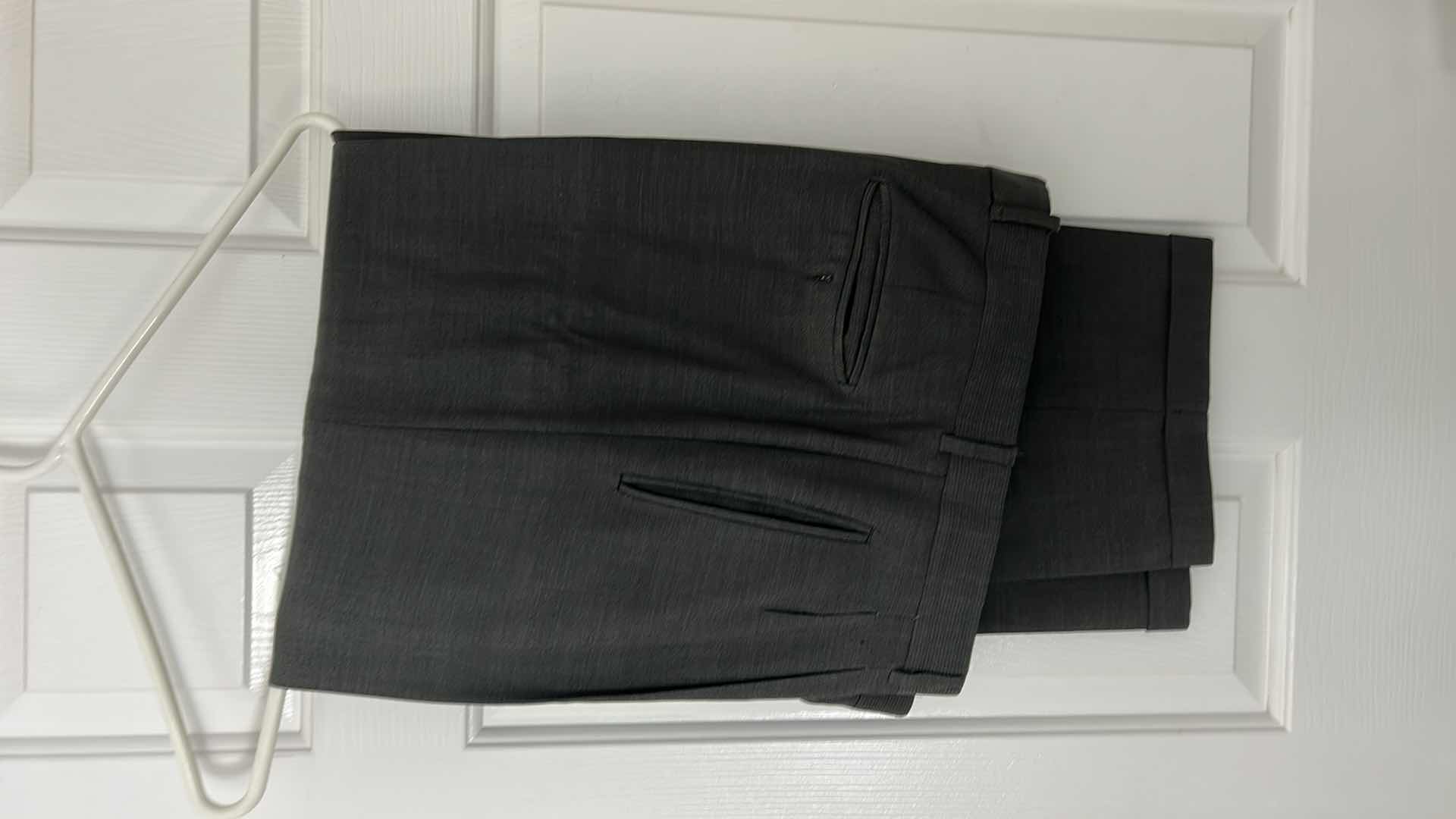 Photo 7 of MENS ITALIAN GIORGIO ZILLIONI SUIT 40L (WAIST 34-35)