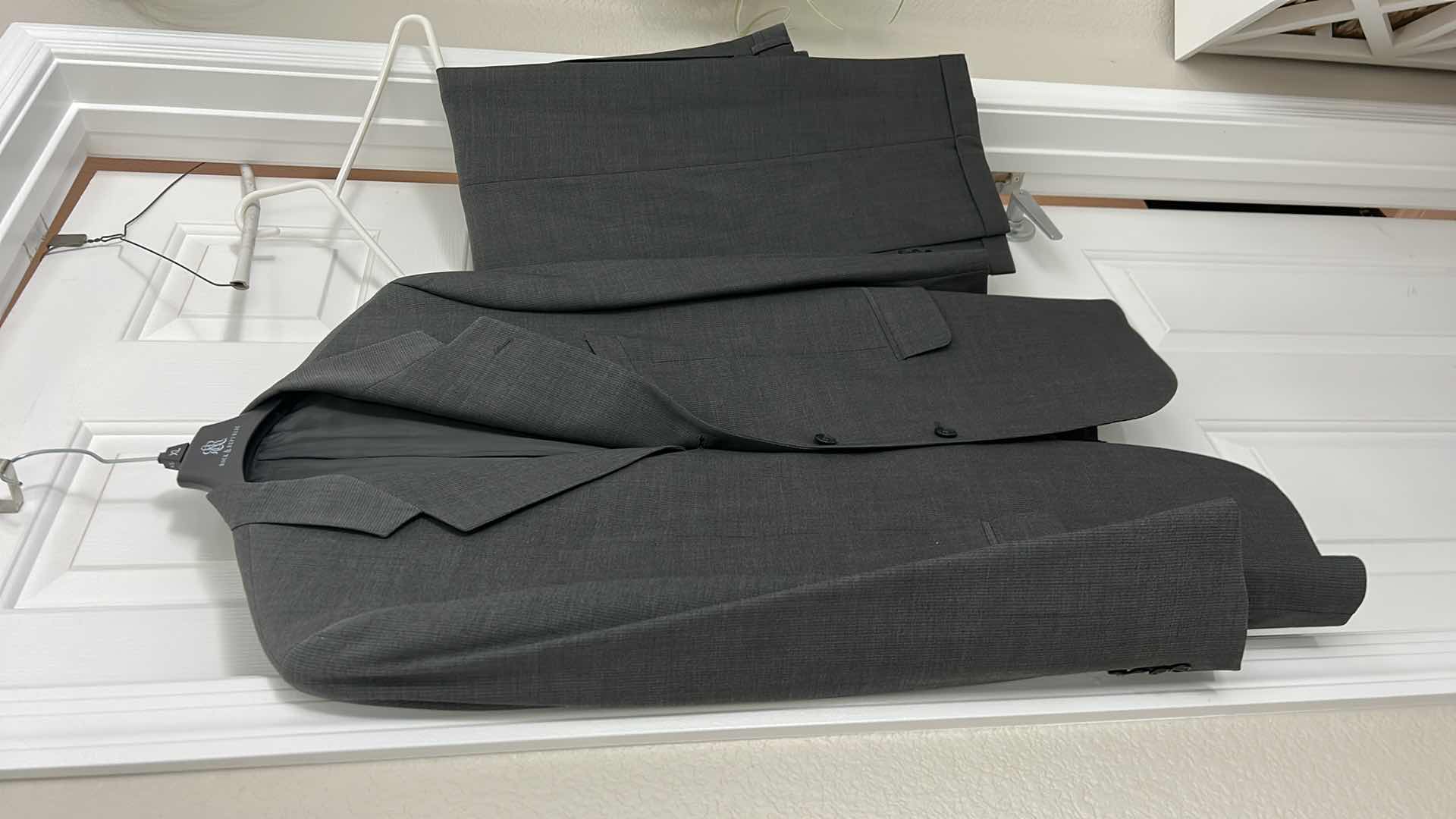 Photo 3 of MENS ITALIAN GIORGIO ZILLIONI SUIT 40L (WAIST 34-35)