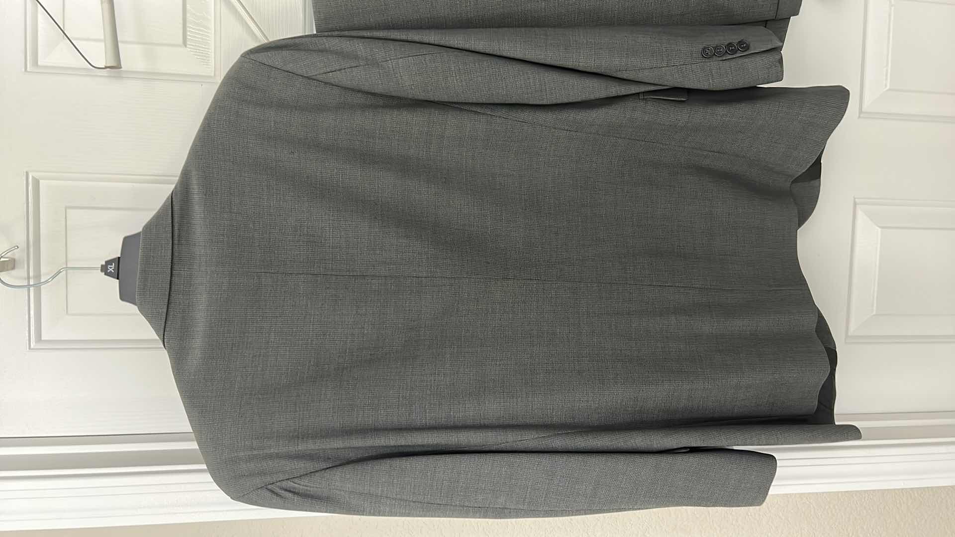 Photo 4 of MENS ITALIAN GIORGIO ZILLIONI SUIT 40L (WAIST 34-35)