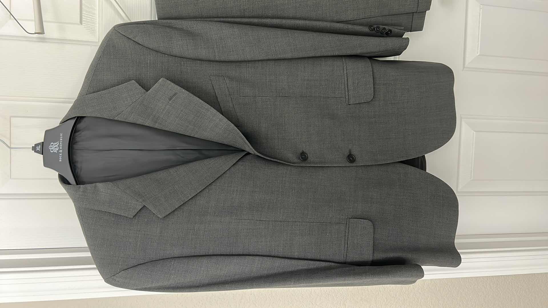 Photo 2 of MENS ITALIAN GIORGIO ZILLIONI SUIT 40L (WAIST 34-35)