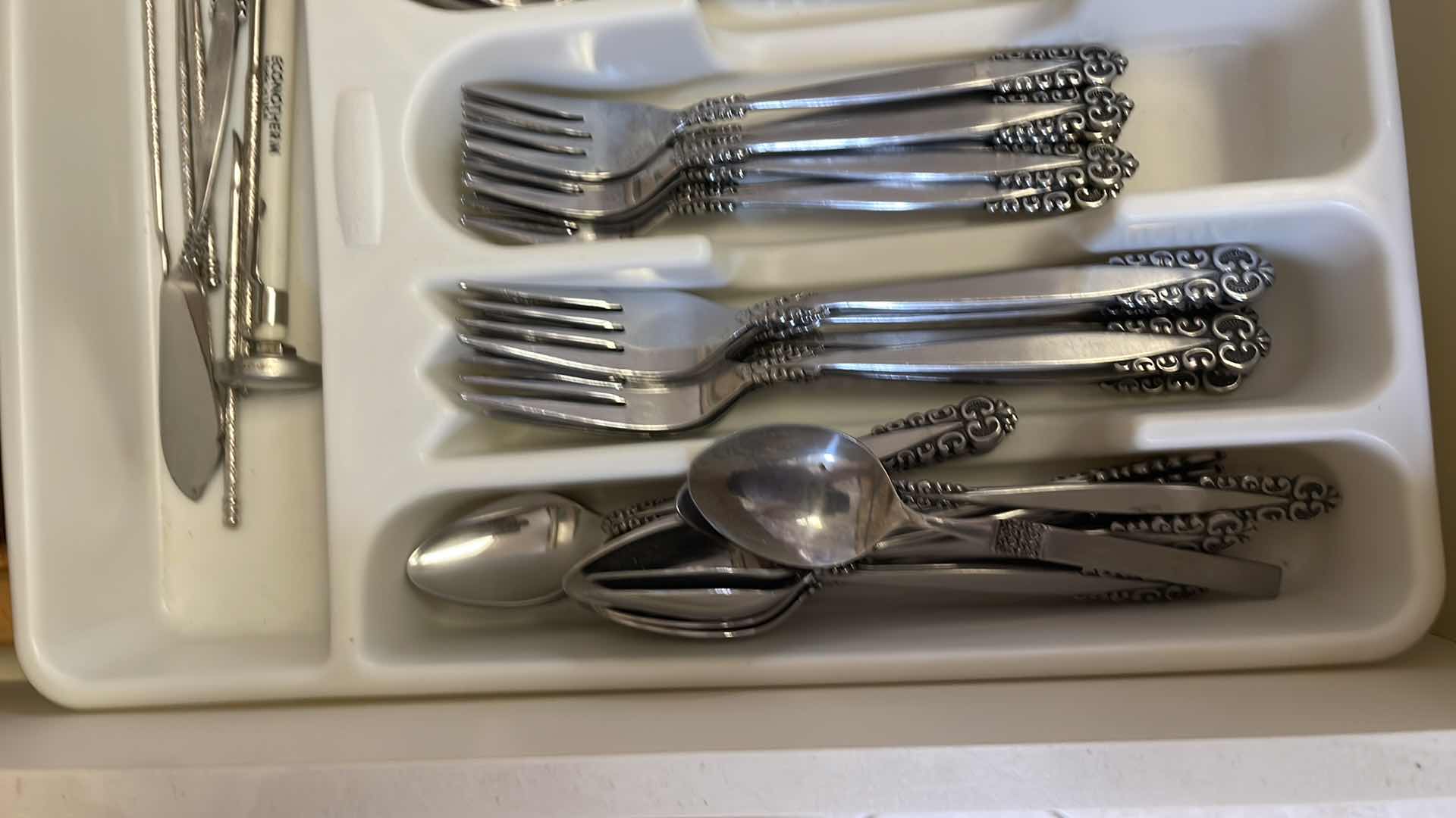 Photo 3 of CONTENTS OF KITCHEN DRAWER- SILVERWARE & KNIVES