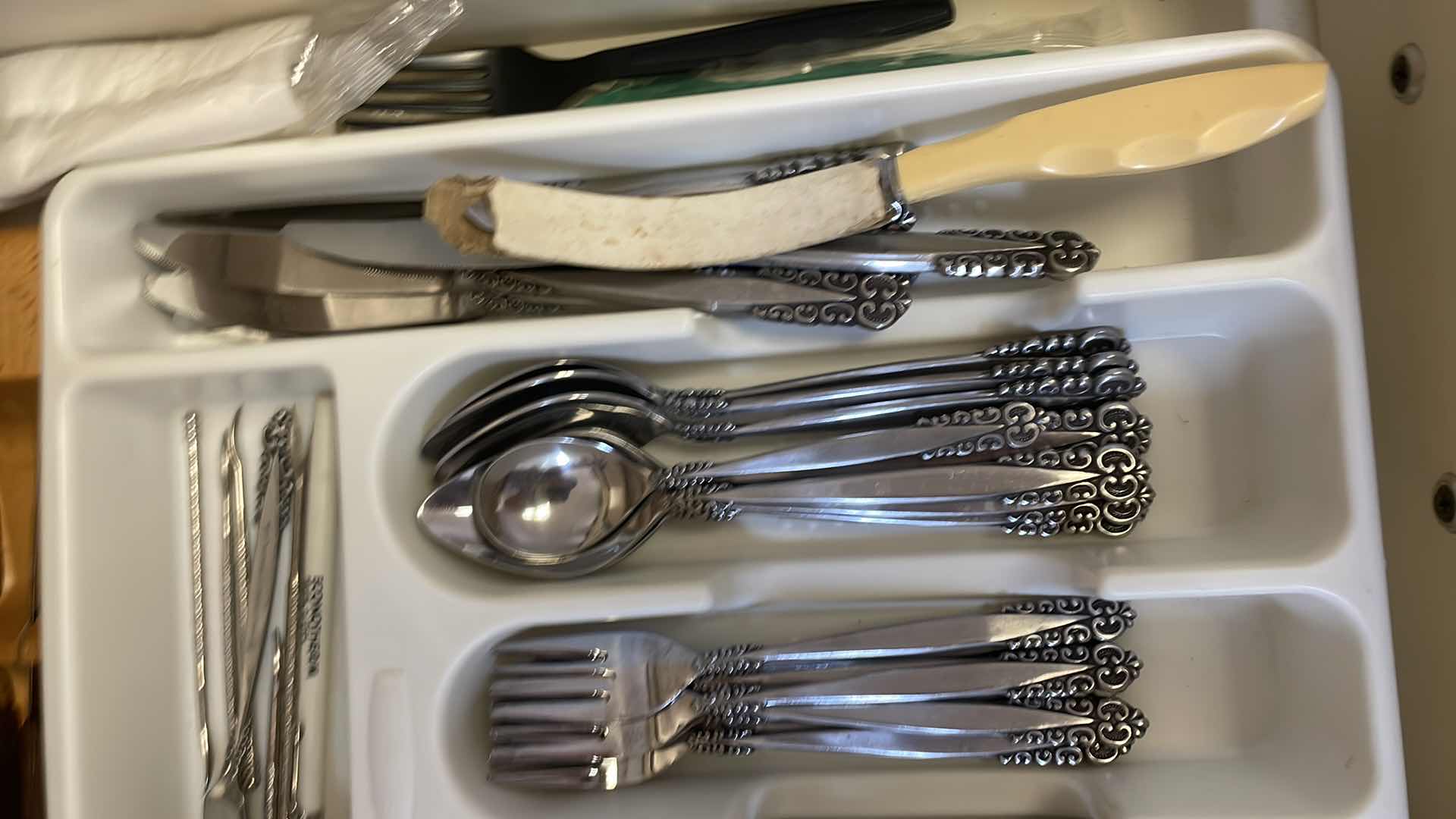 Photo 4 of CONTENTS OF KITCHEN DRAWER- SILVERWARE & KNIVES