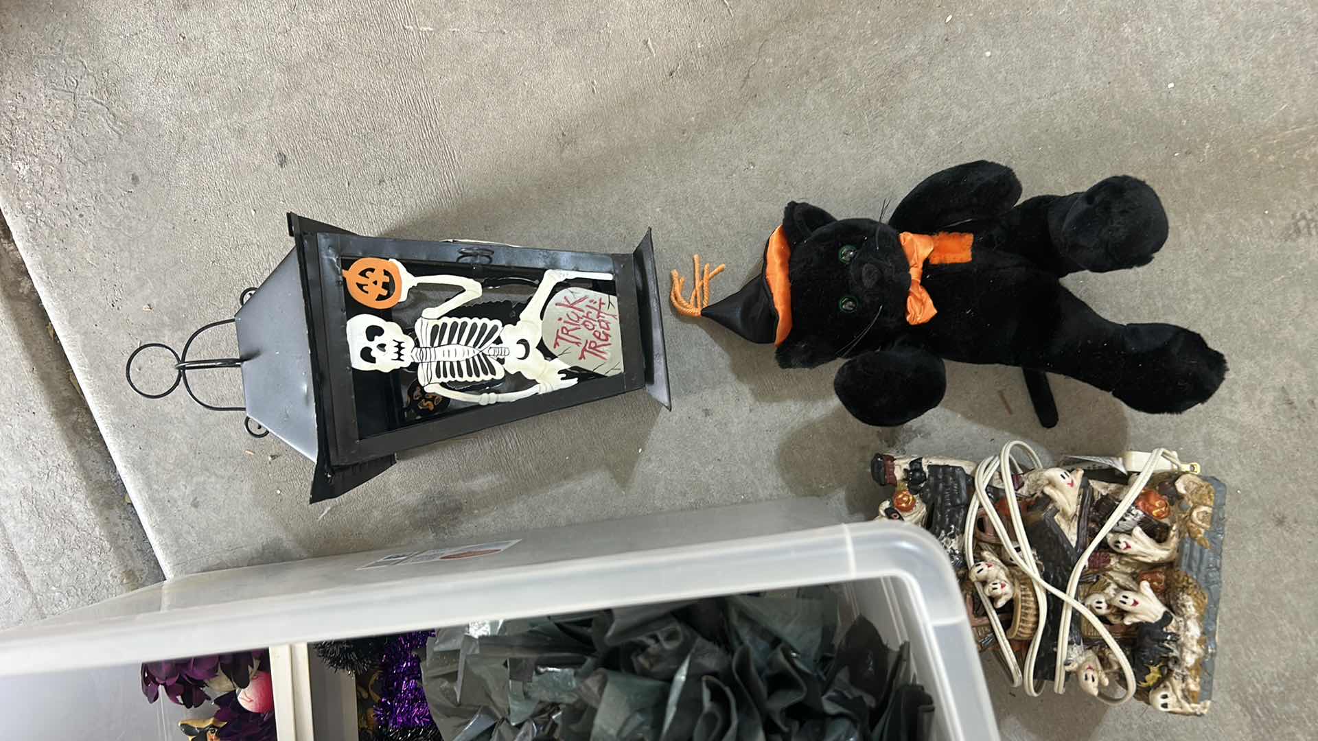 Photo 1 of TOTE OF HALLOWEEN DECOR