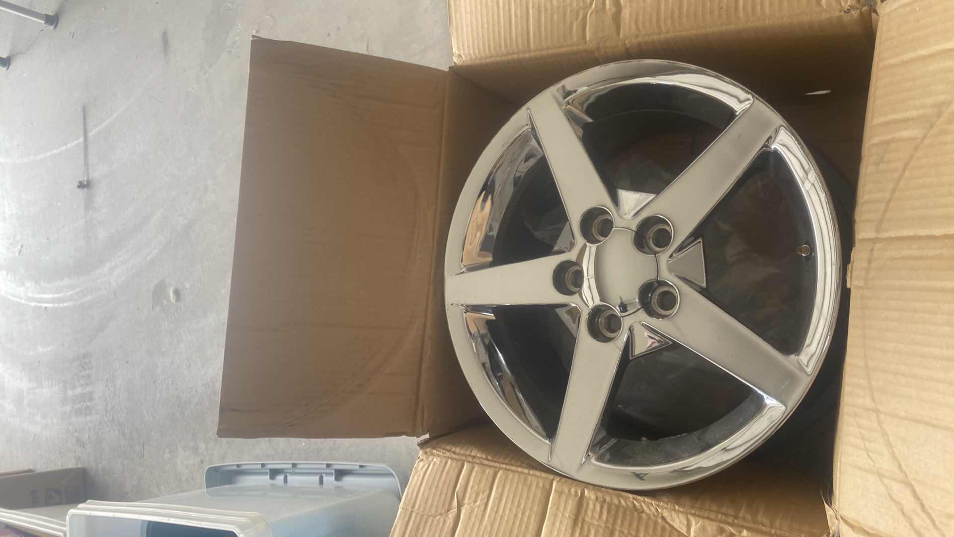 Photo 1 of RIM FOR CAR MEASURES 18 1/2” x 9 1/4”
