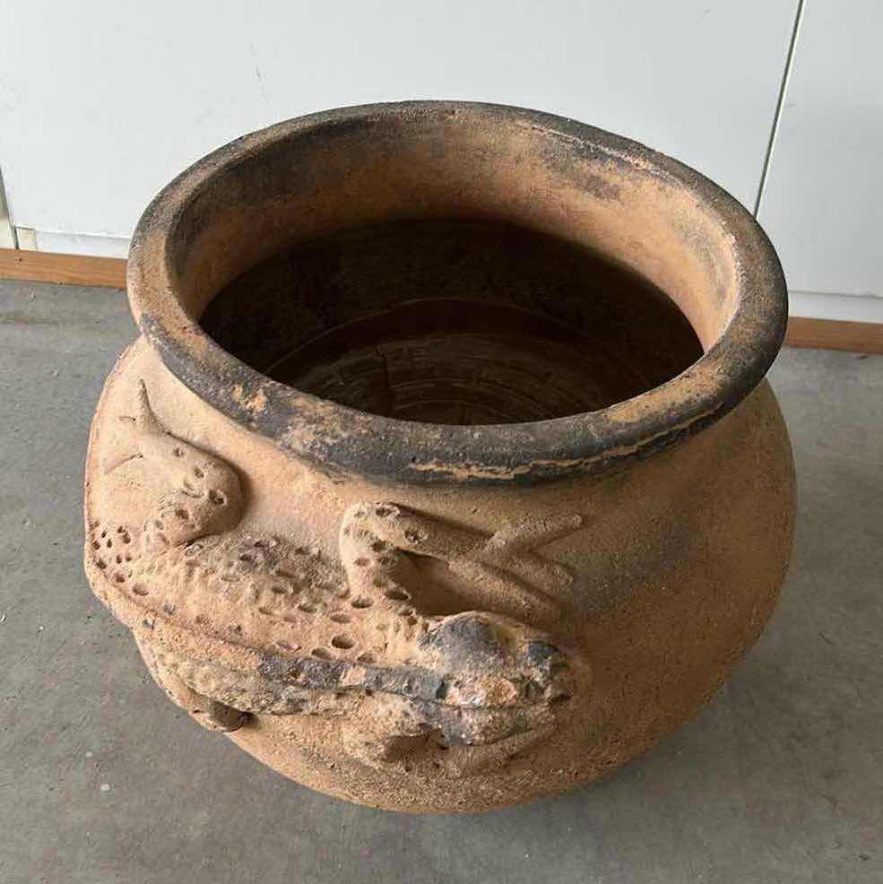Photo 1 of TERTA COTTA POT WITH LIZARD H13”