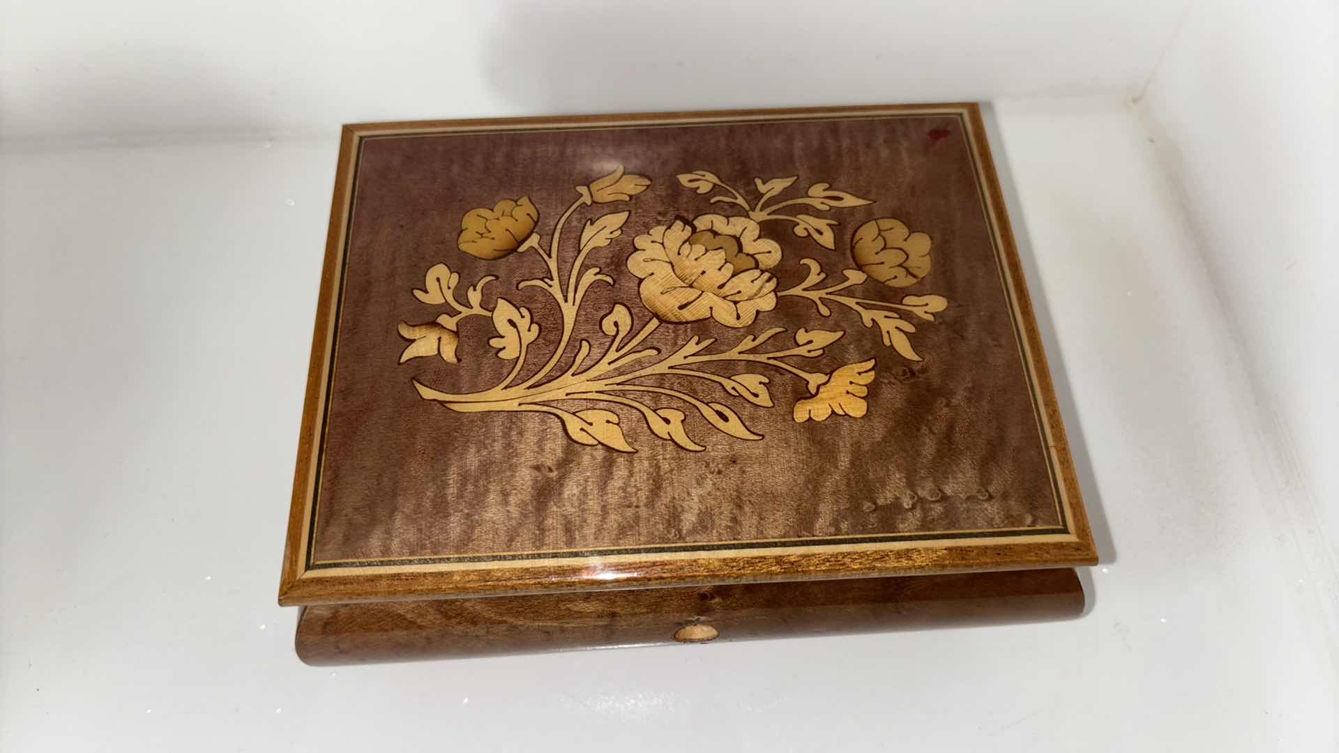 Photo 2 of LA BOTTEGUCCIA INLAID WOOD WORK JEWELRY/MUSIC BOX FROM SORRENTO ITALY 5.15 X 6.75” H3”