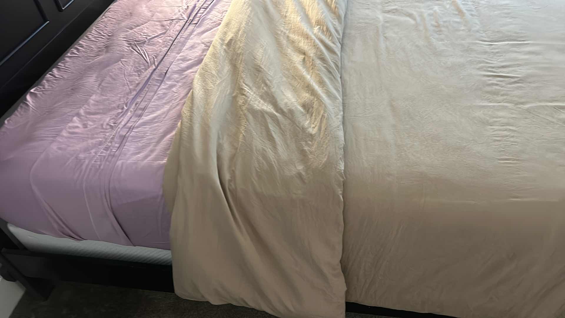 Photo 6 of FULL BEDDING LINENS- COMFORTER, PILLOWS AND SHEETS ( BED NOT INCLUDED)