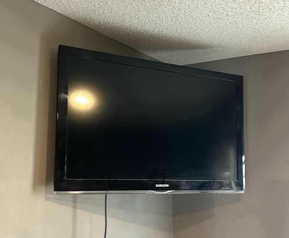 Photo 1 of 40" SAMSUNG TV WITH WALL MOUNT.