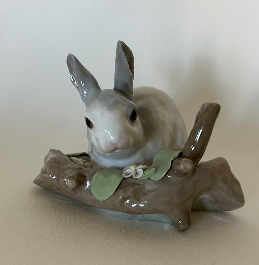 Photo 1 of LLADRO RABBIT EATING FIGURINE H4”