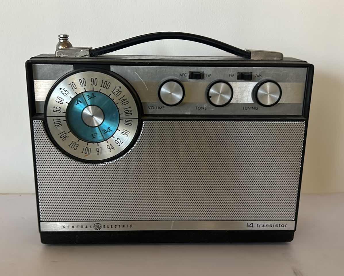 Photo 1 of VINTAGE GENERAL ELECTRIC TRANSISTOR RADIO