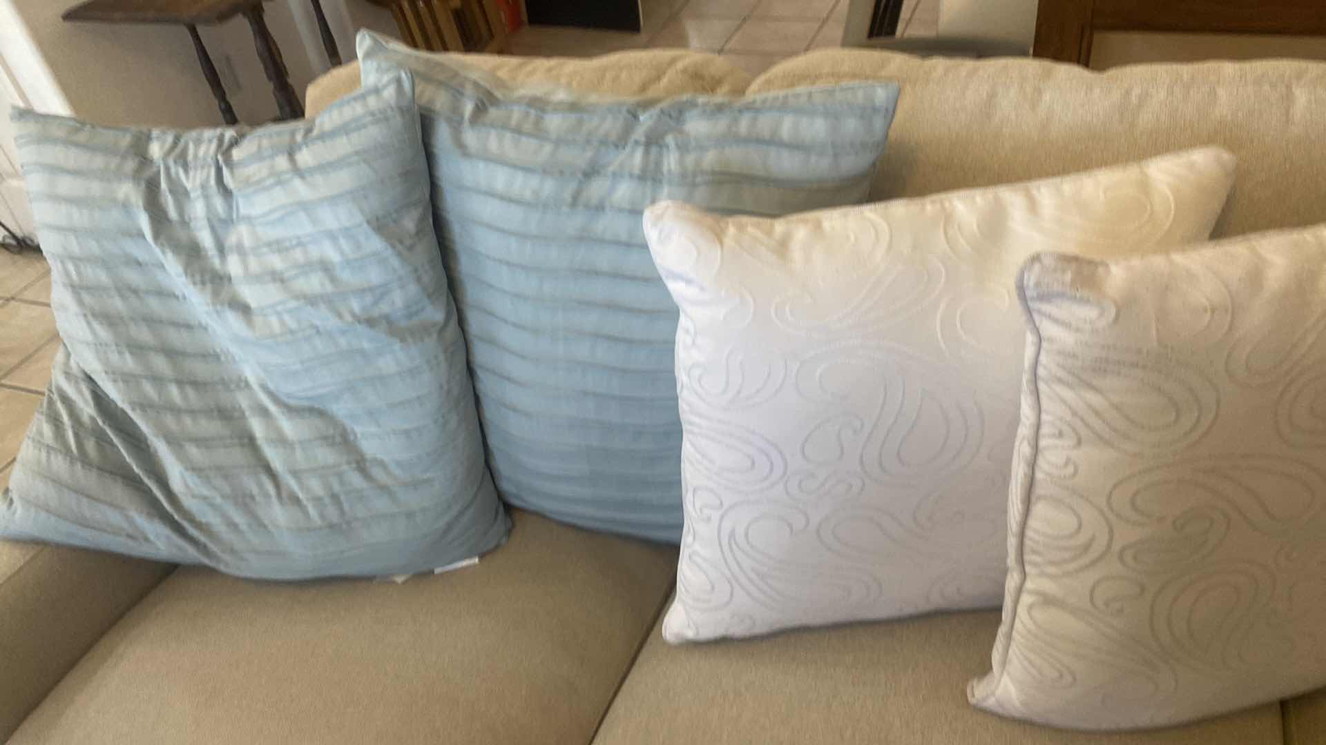 Photo 4 of 10 TOSS PILLOWS