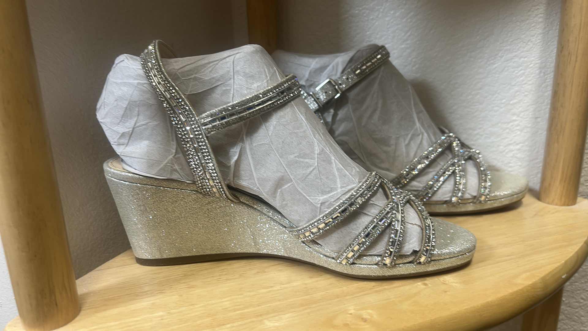 Photo 2 of WOMENS NEW ALEX MARIE MAKIRA SILVER SHOES SIZE 8.5w