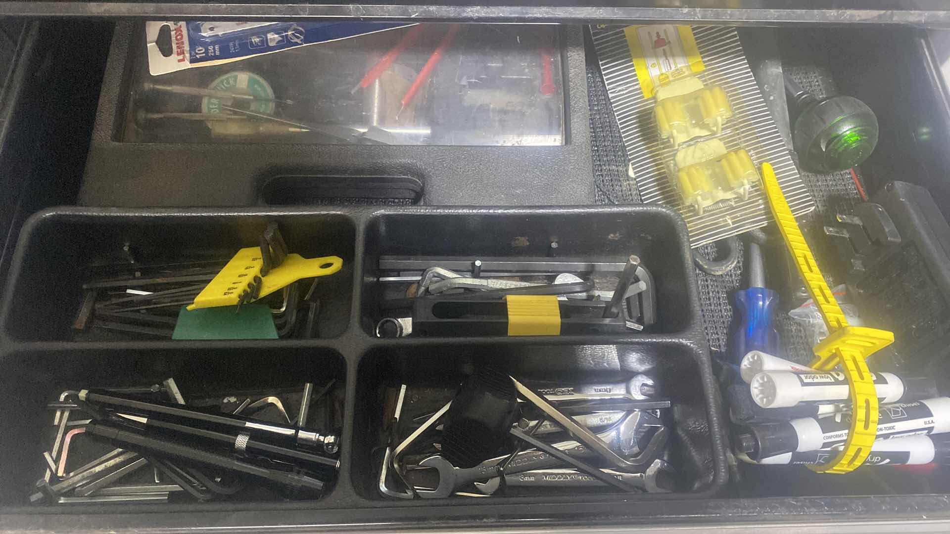 Photo 1 of CRAFTSMAN ROLLING TOOL BOX WITH CONTENTS - HAND TOOLS 30“ x 20“ H33 1/