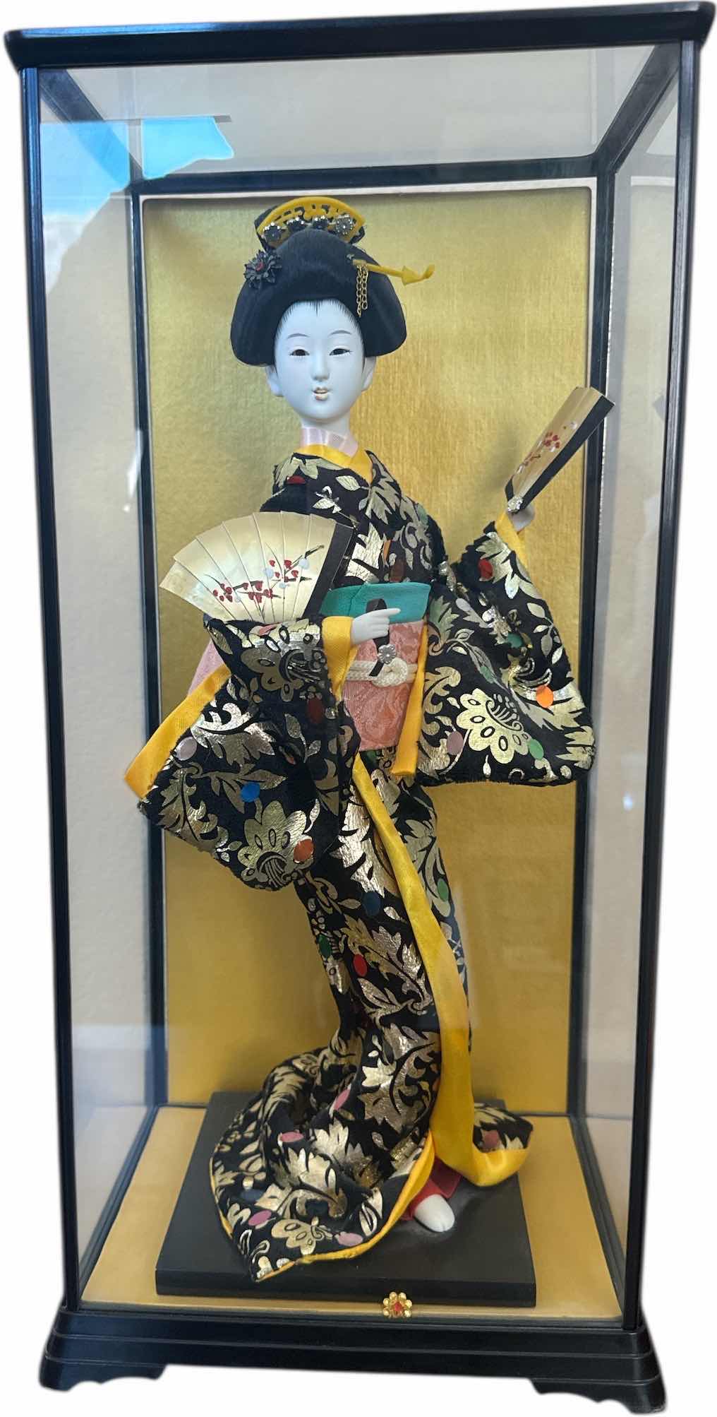 Photo 1 of VINTAGE JAPANESE GEISHA DOLL IN GLASS CASE 

9” X 7.5” X H19”