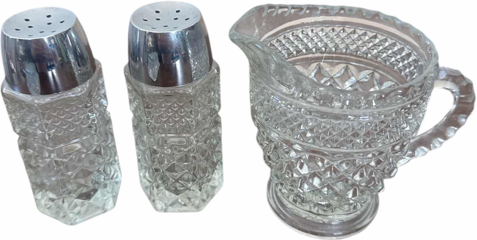 Photo 1 of 4- VINTAGE CRYSTAL GLASS, DIAMOND CUT, CRISSCROSS PATTERN, BUTTER DISH, CREAMER PITCHER, SALT AND PEPPER SHAKER

BUTTER DISH
8” X 3.5” X H2.5”