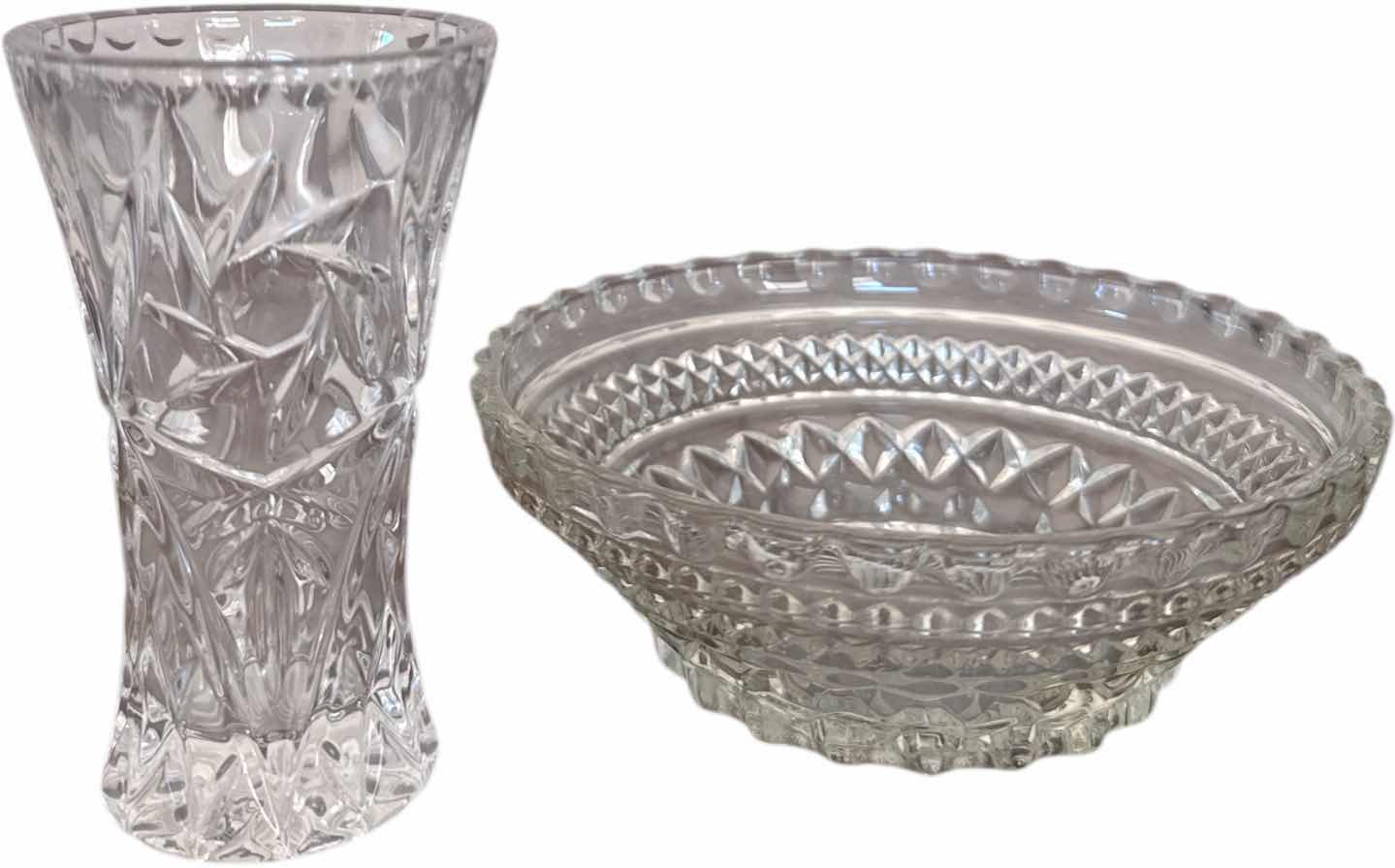 Photo 1 of 3- VINTAGE CRYSTAL GLASS, BONBON DISH, CANDY DISH WITH LID, LENOX BUD VASE

CANDY DISH WITH LID
D6” X H4.5”