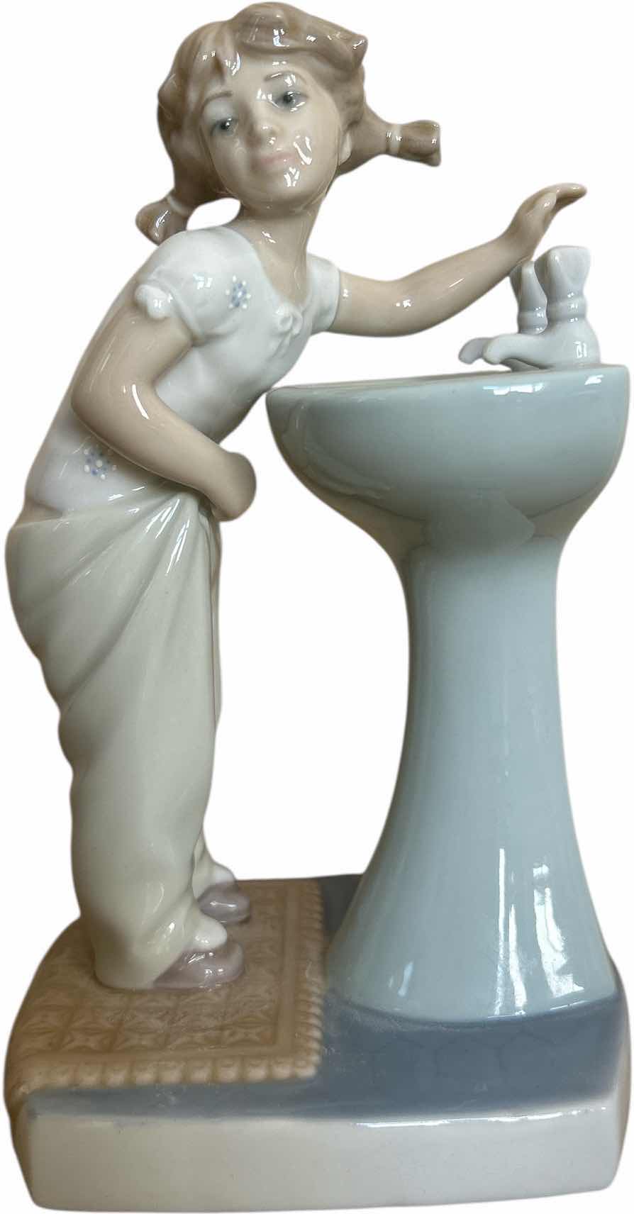 Photo 1 of LLADRO FIGURINE - “CLEAN UP TIME”   H7.5”