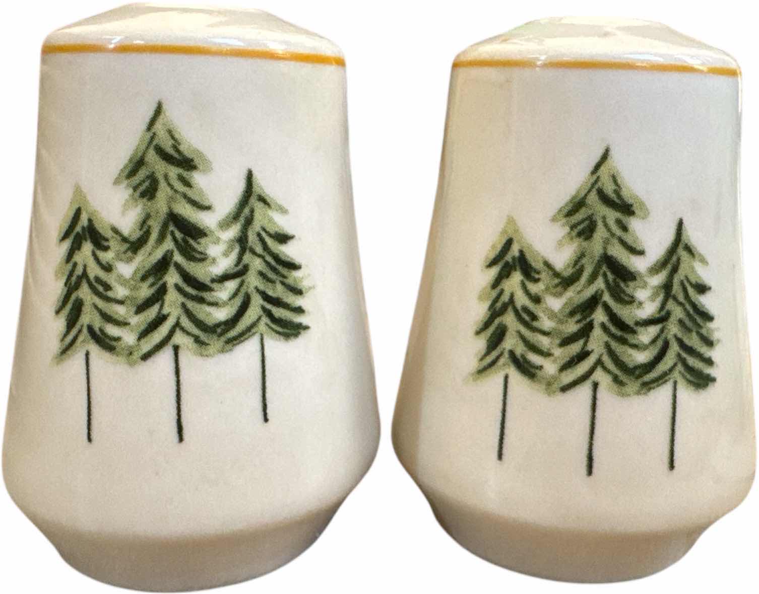 Photo 1 of 15- VINTAGE MERRY BRITE HOLIDAY CHRISTMAS DISHES, SERVING PLATTER, SALT AND PEPPER SHAKERS

PLATE
D10.5”