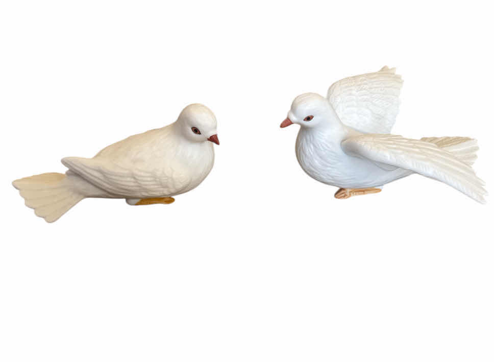 Photo 1 of 2- VINTAGE PORCELAIN DOVES 

6” X 5” X H2”