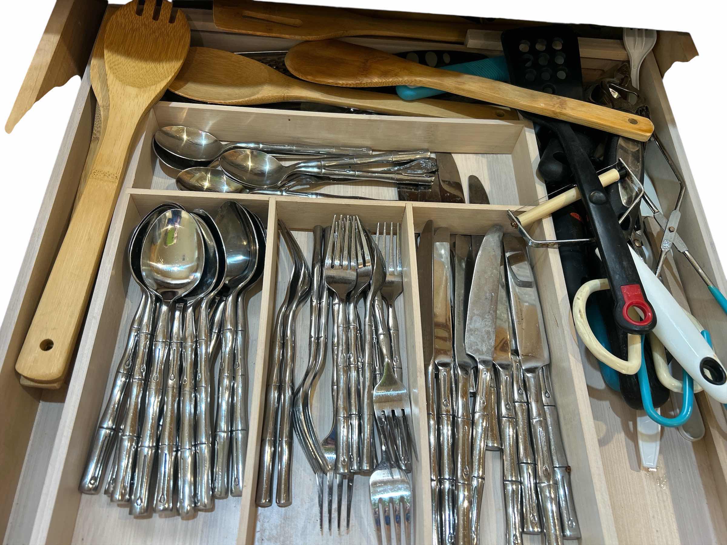 Photo 1 of CONTENTS OF SILVERWARE DRAWER