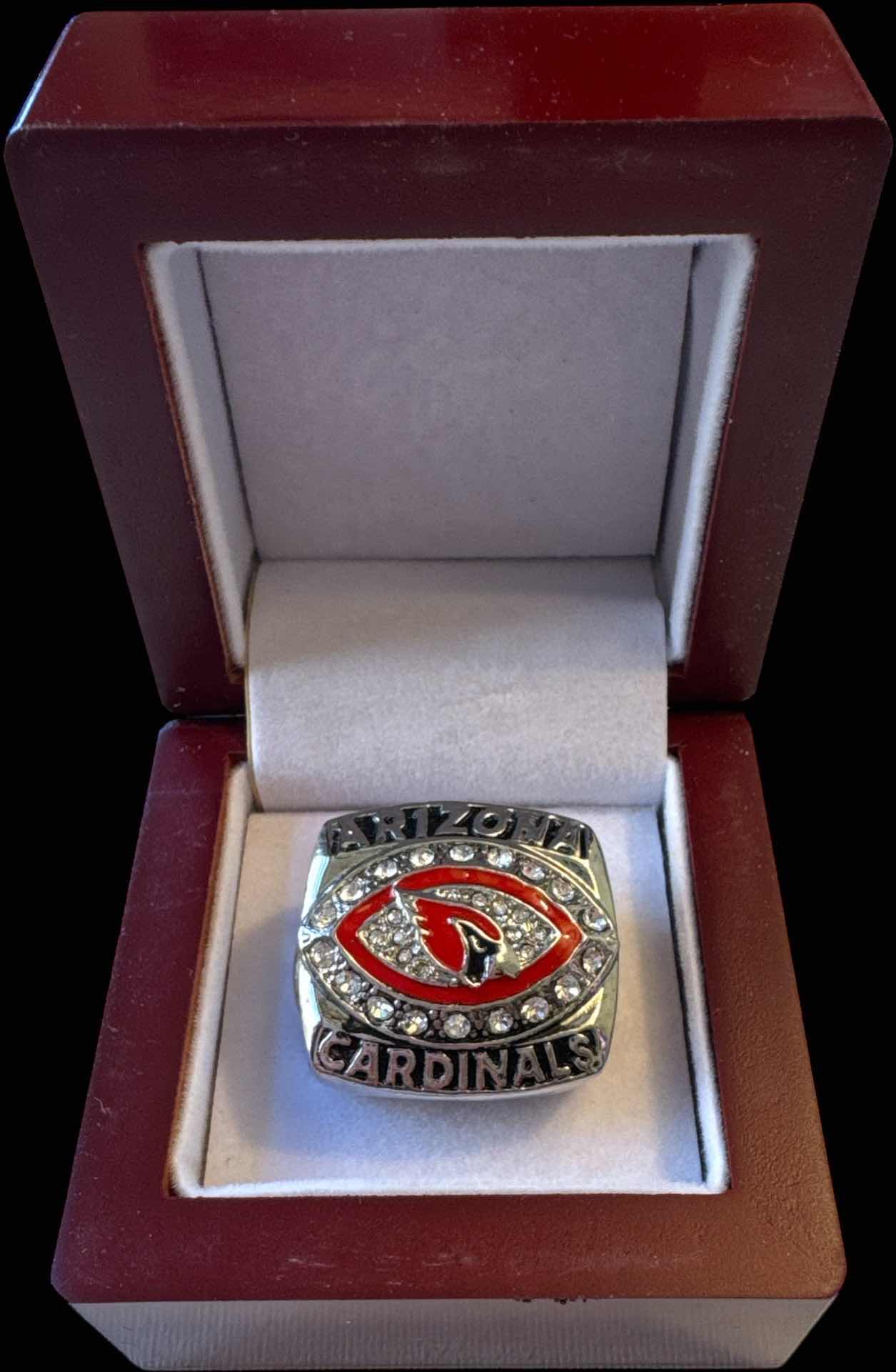 Photo 1 of REPLICA 2008 ARIZONA CARDINALS NFC CHAMPIONSHIP RING, SILVER TONE JEWELRY
APPROXIMATE SIZE 11