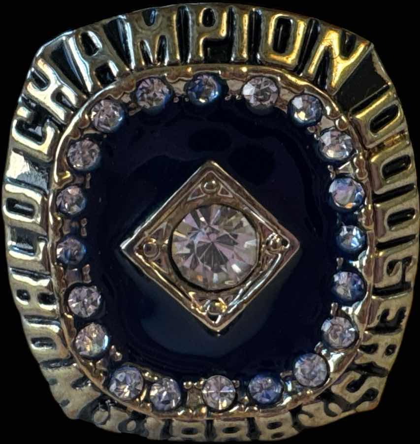 Photo 1 of REPLICA 1988 LOS ANGELES DODGERS WORLD SERIES CHAMPIONSHIP RING, SILVER GOLD TONE
APPROXIMATE SIZE 12