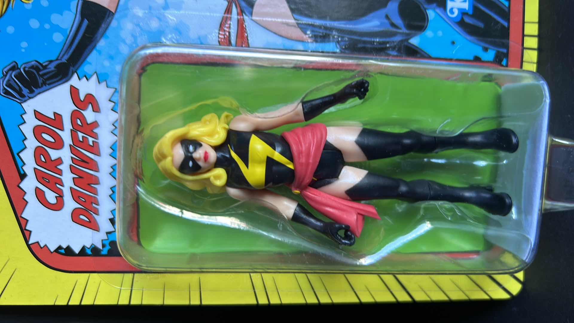 Photo 3 of BRAND NEW KENNER MARVEL LEGENDS THE AVENGERS- CAROL DANVERS