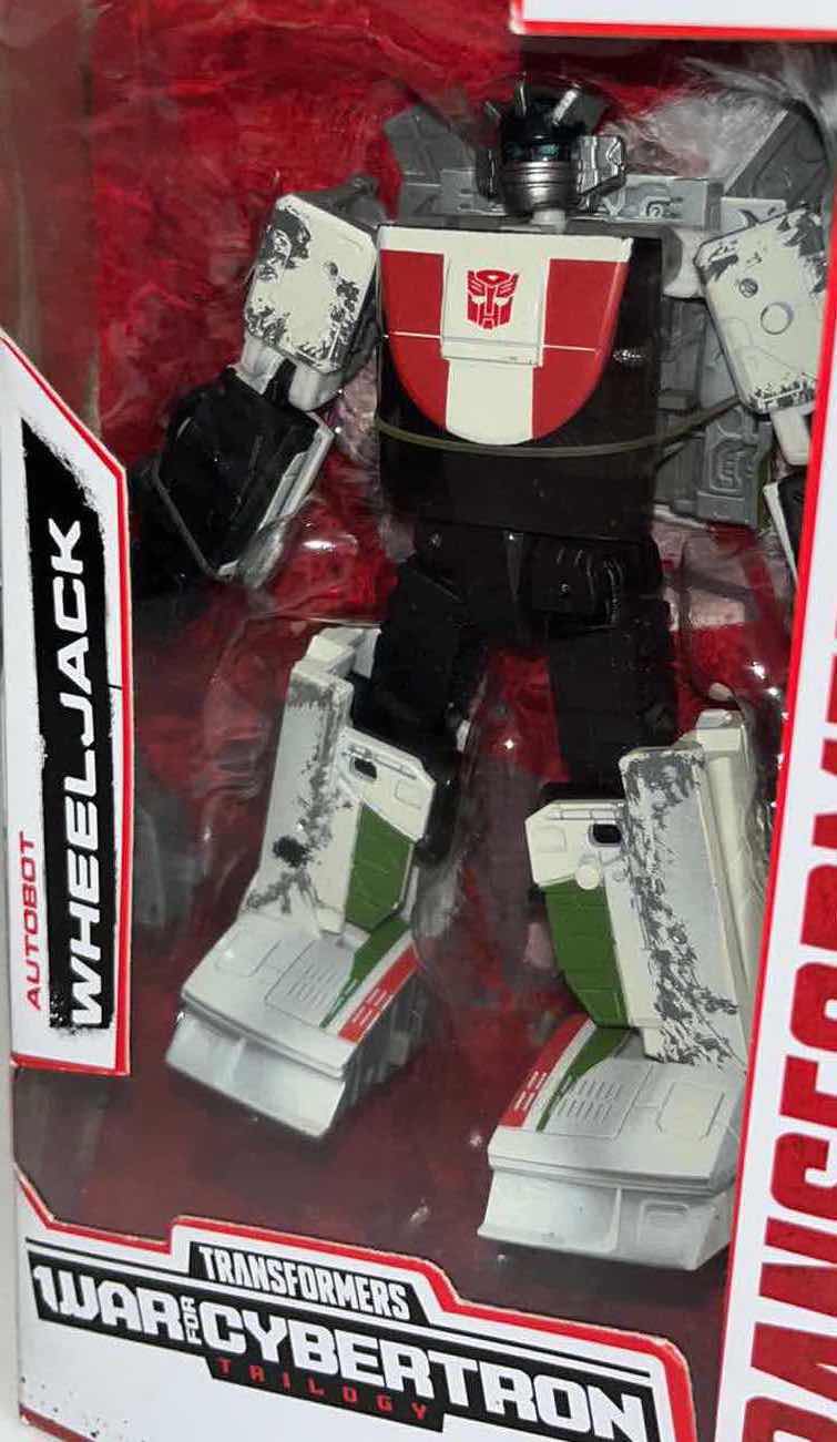 Photo 2 of BRAND NEW HASBRO TAKARA TOMY NETFLIX TRANSFORMERS KINGDOM WAR FOR CYBERTRON TRILOGY, AUTOBOT “WHEELJACK” (1)