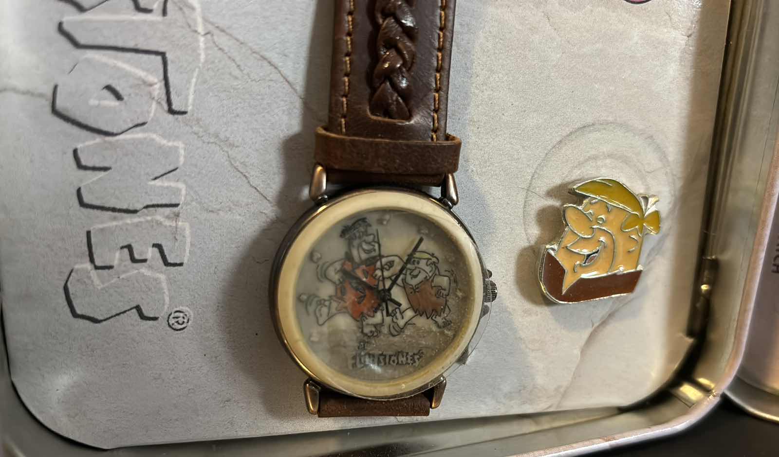 Photo 13 of VINTAGE THE FLINTSTONES 1993 HANNA-BARBERA PRODUCTIONS “FRED & BARNEY” LIMITED EDITION FOSSIL WATCH (PROTECTIVE FILM ON WATCH)