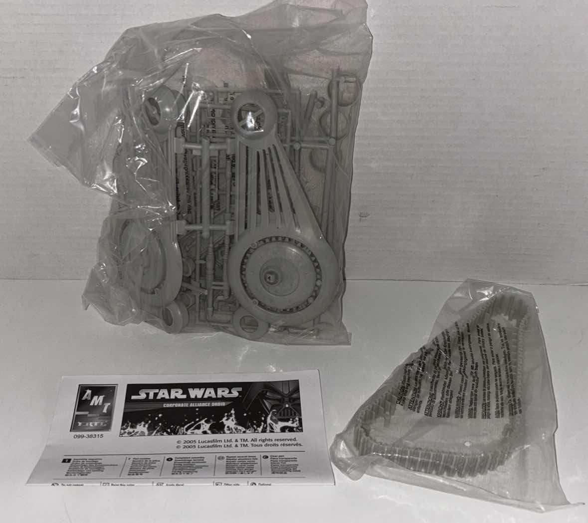 Photo 6 of AMT/ERTL STAR WARS CORPORATE ALLIANCE DROID MODEL KIT 38315 (2005)