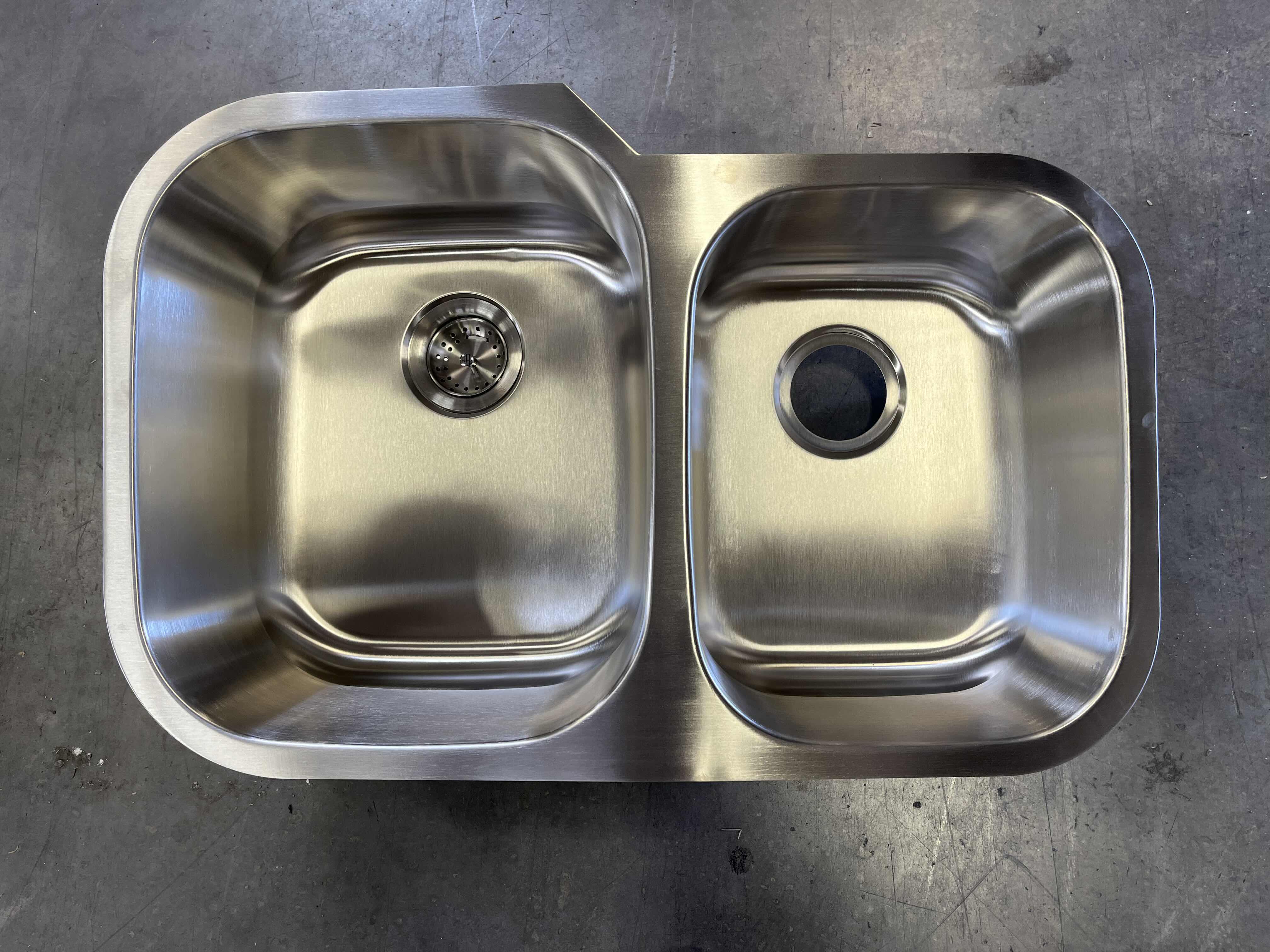 Photo 1 of MSI 32” STAINLESS STEEL SATIN FINISH UNDER-MOUNT 18G 60/40 DOUBLE BOWL KITCHEN SINK W 1 DRAIN COVER & MOUNTING HARDWARE MODEL SIN-18-DBLBWL-6040-3120S