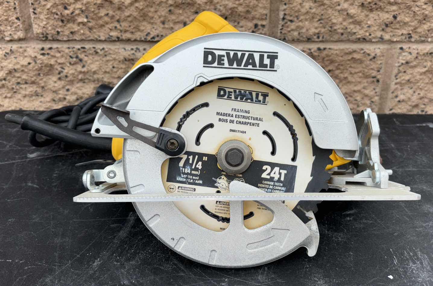 Photo 3 of DEWALT 7.25” LIGHTWEIGHT CORDED CIRCULAR SAW (DEW575)