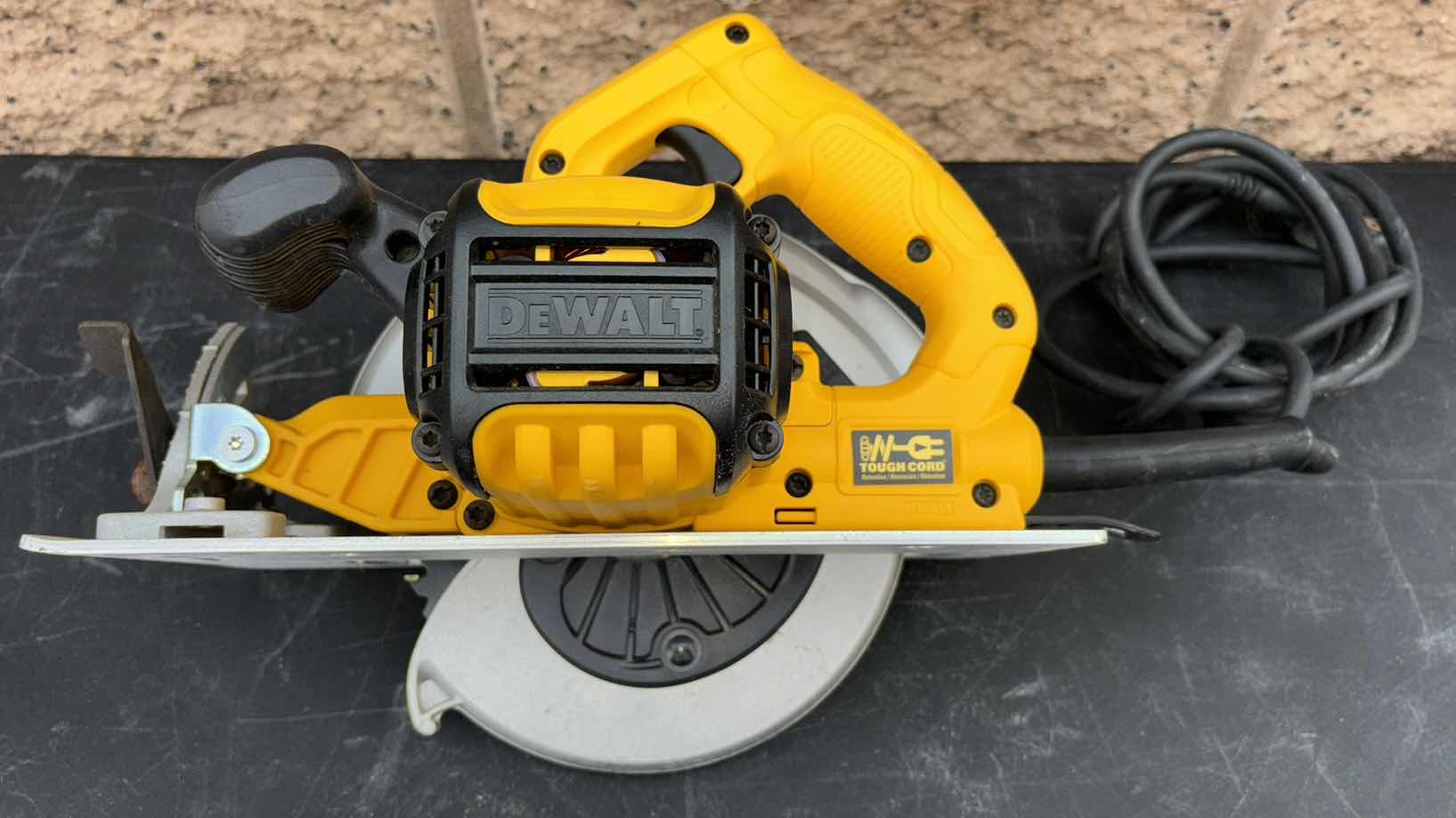 Photo 4 of DEWALT 7.25” LIGHTWEIGHT CORDED CIRCULAR SAW (DEW575)