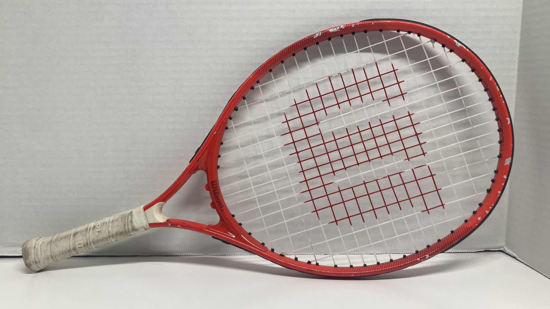 Photo 2 of WILSON ROGER FEDERER JUNIOR 21 RED & WHITE TENNIS RACQUET