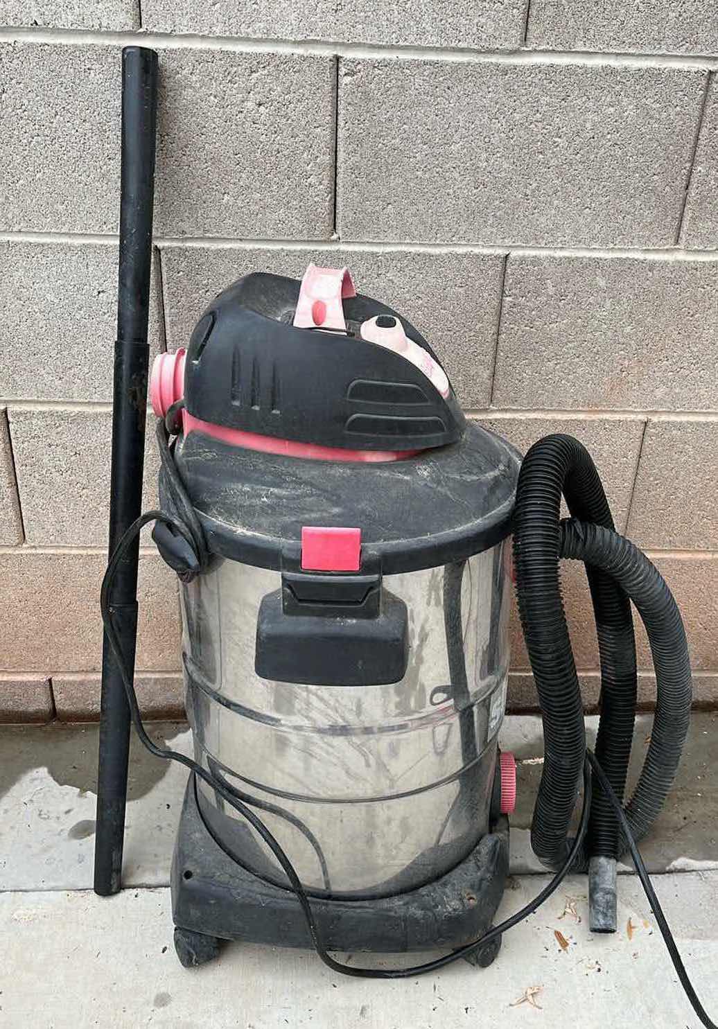 Photo 4 of SHOPVAC STAINLESS STEEL WET/DRY VACUUM 12GAL MODEL SL14-600C