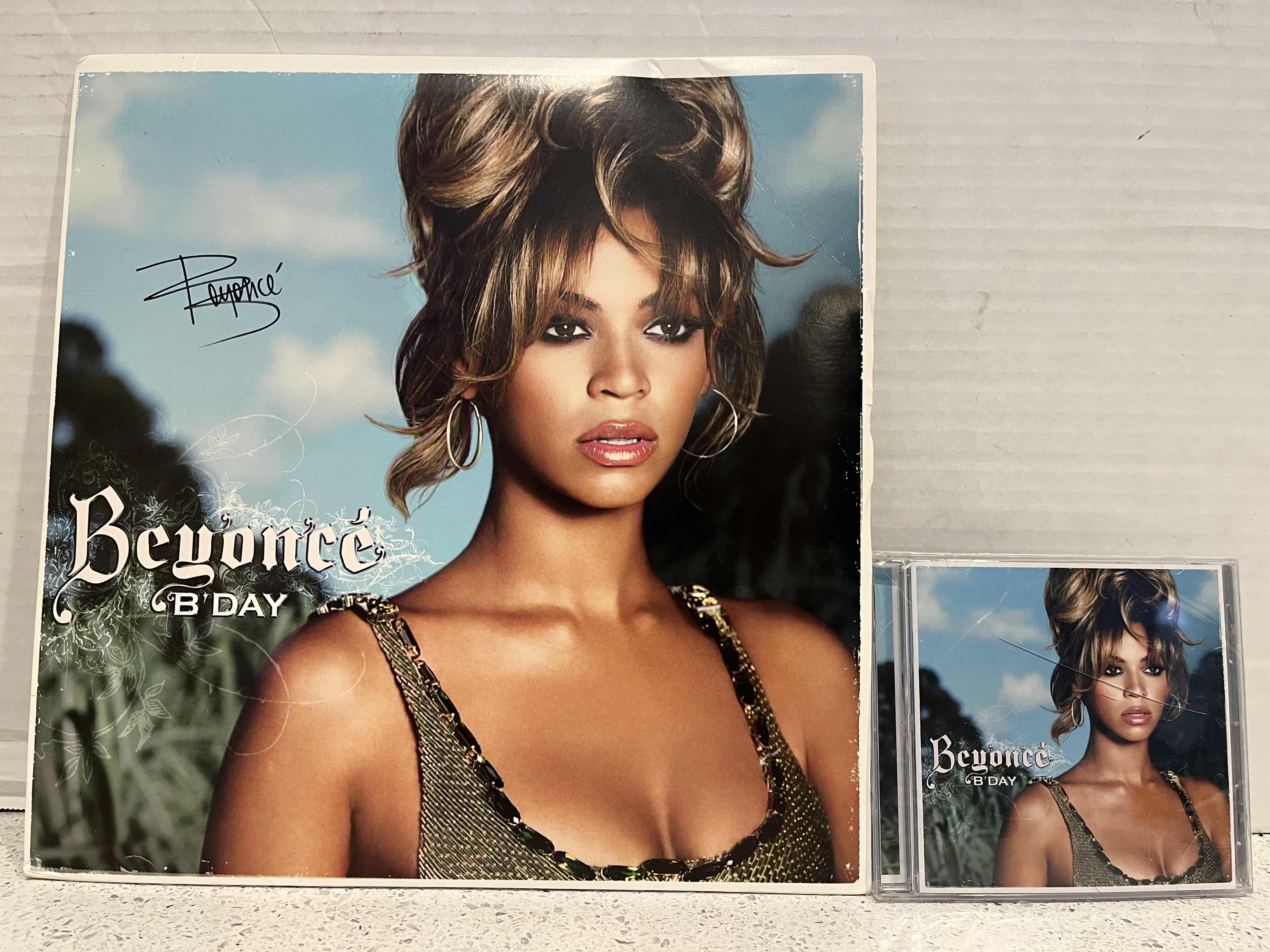 Photo 1 of BEYONCÉ B DAY VINYL RECORD AUTOGRAPHED BY BEYONCÉ W B DAY CD