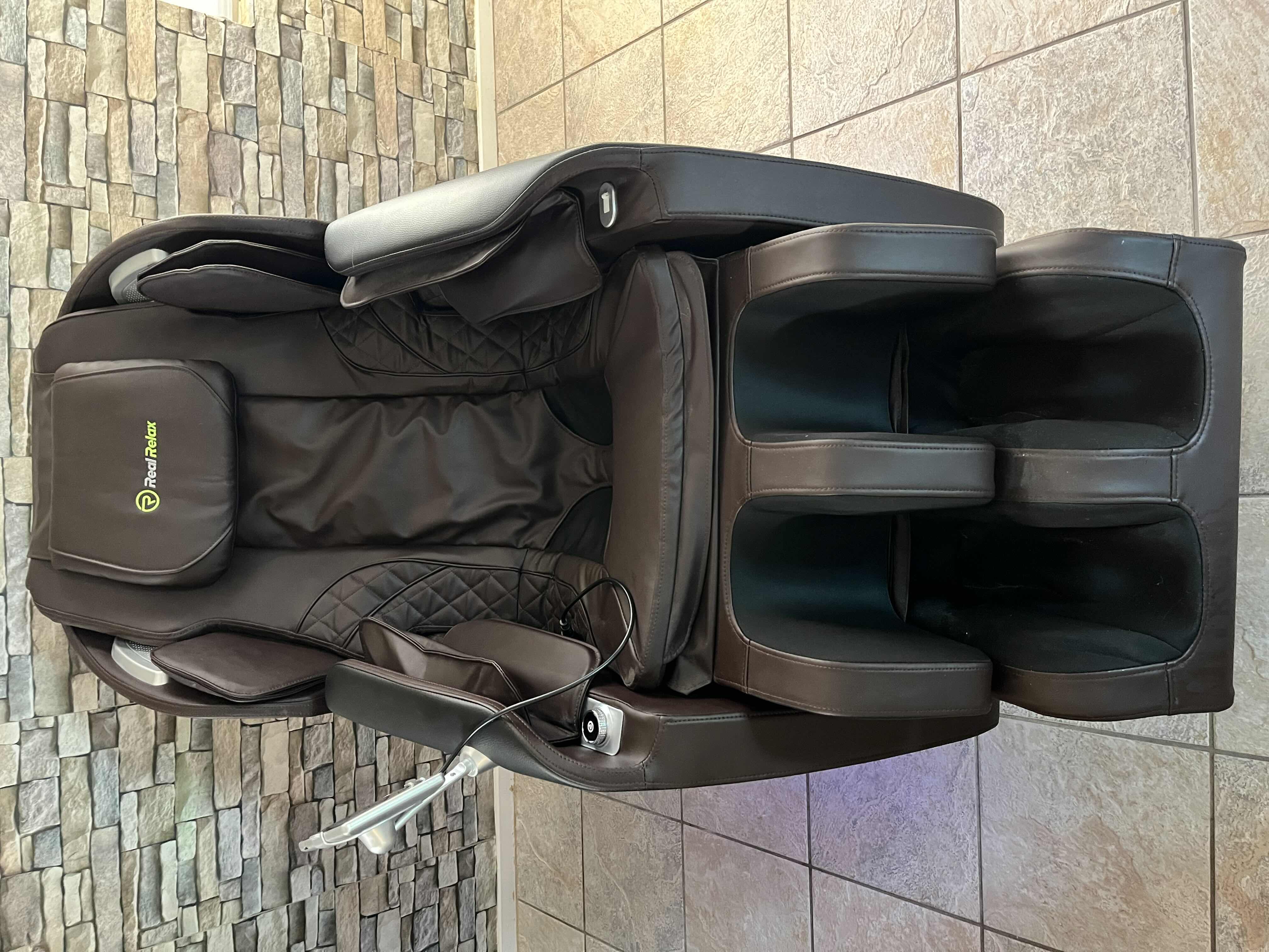 Photo 1 of REAL RELAX DELUXE FULL BODY ZERO GRAVITY SL-TRACK SHIATSU MASSAGE RECLINER CHAIR MODEL FAVOR-06 (READ NOTES)