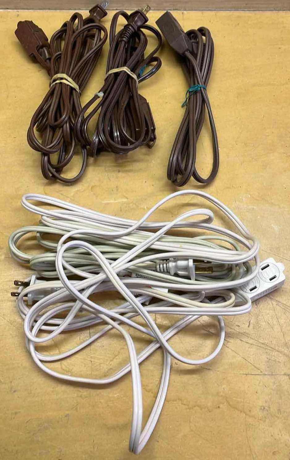 Photo 3 of GREEN 25ft EXTENSION CORD W HOUSEHOLD EXTENSION CORDS (5)