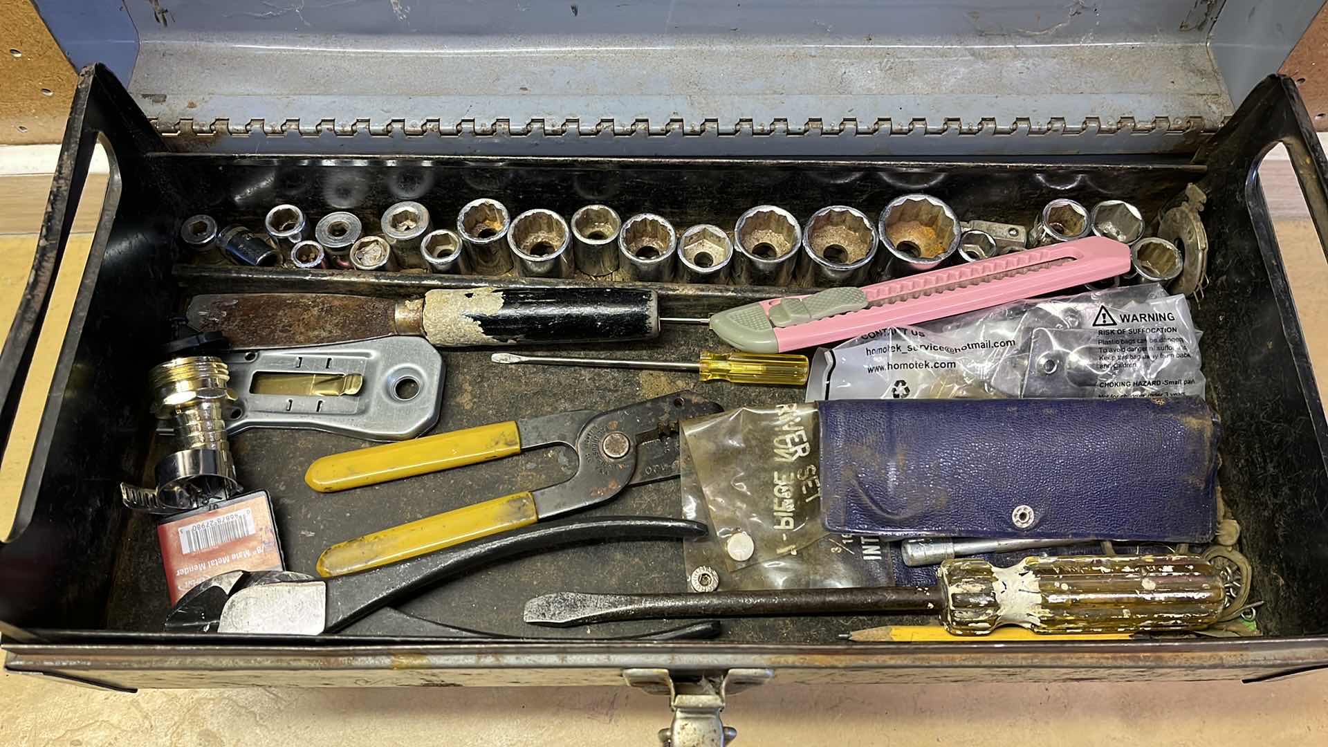 Photo 3 of VINTAGE STEEL TOOLBOX W ASSORTED TOOLS