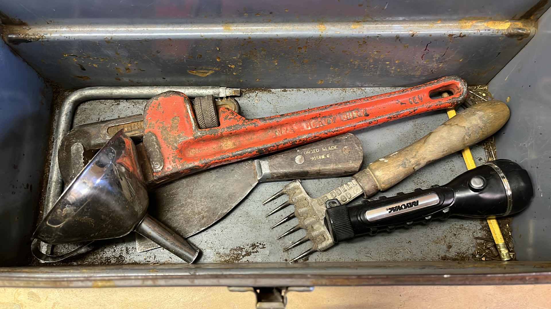 Photo 4 of VINTAGE STEEL TOOLBOX W ASSORTED TOOLS